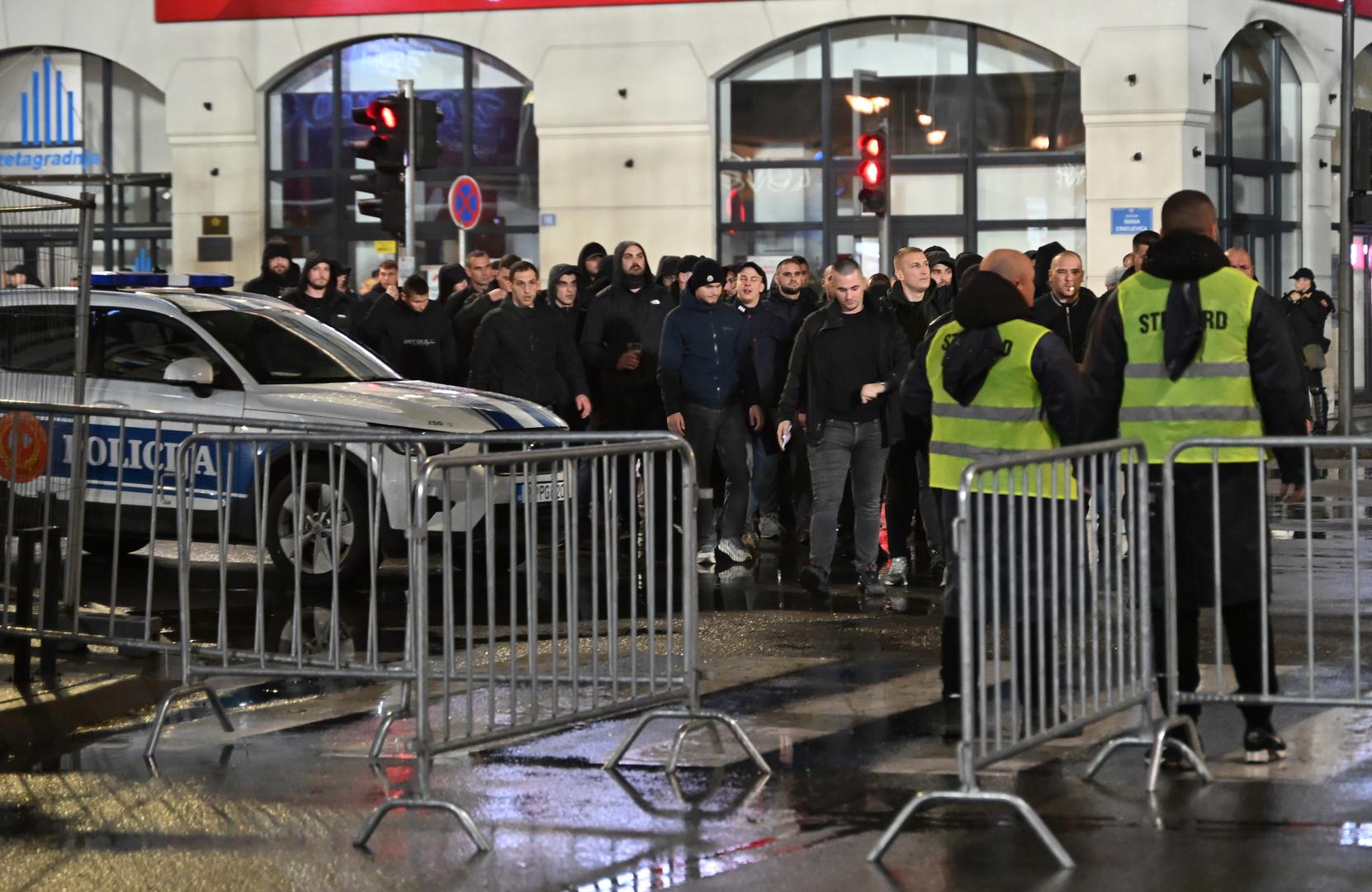 Hrvatske reprezentativce dočekalo je mnogo policijskih snaga, a tijekom dana se pojavila informacija kako su crnogorske snage reda spasile veliki navijački obračun