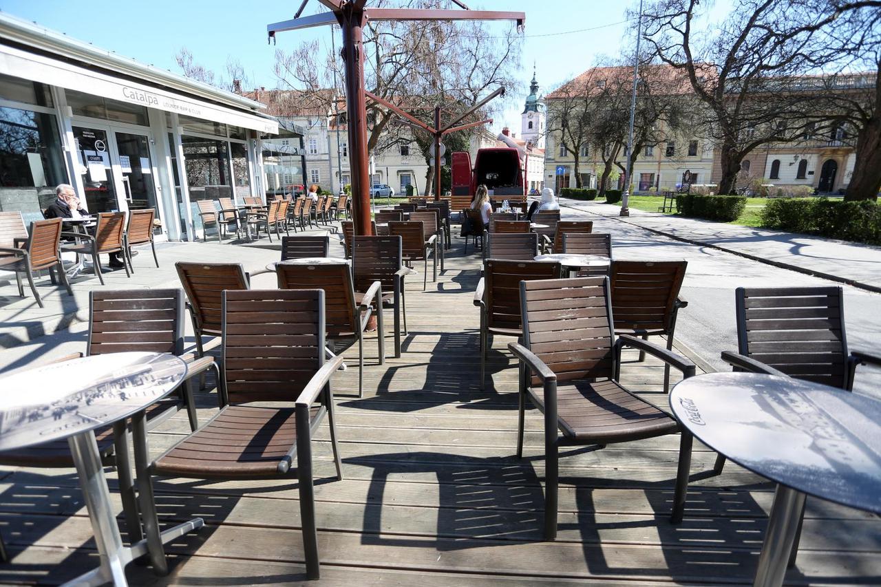 Karlovački parkovi, ulice i terase kafića prazni zbog koronavirusa