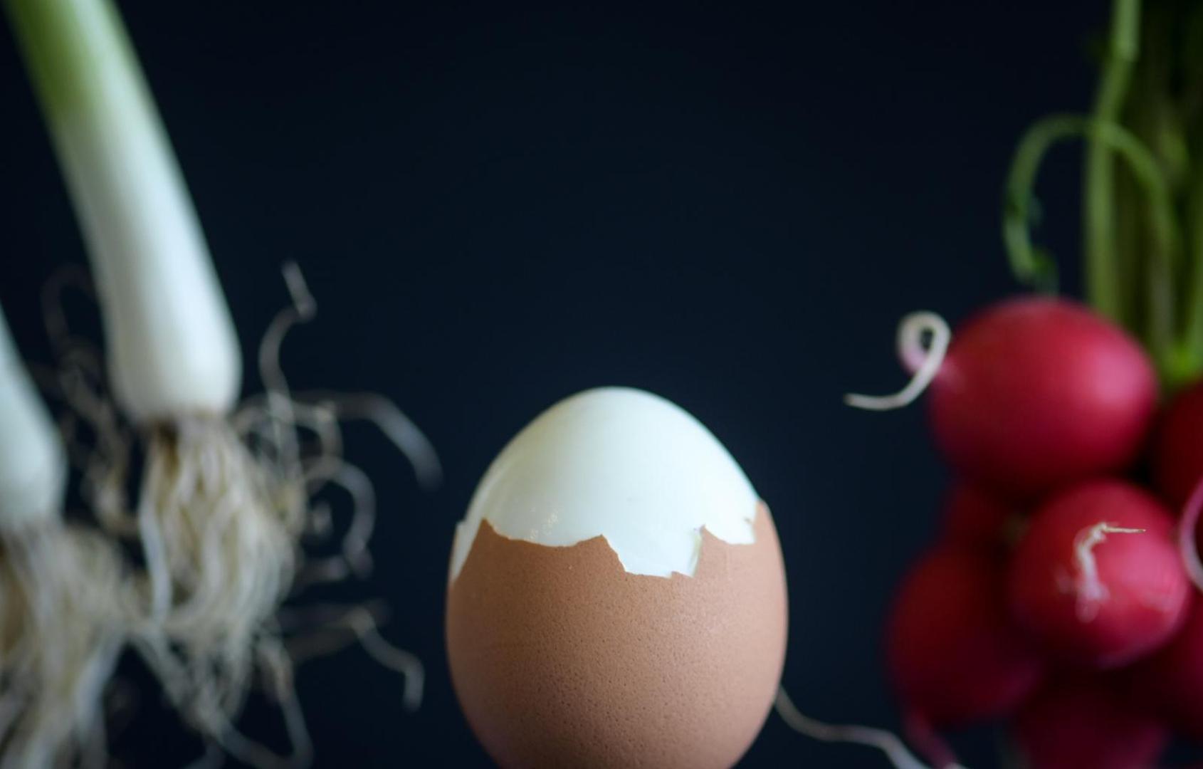 Postoje tri načina kuhanja jaja, a to su slabo, srednje i tvrdo kuhana jaja. Svaki način kuhanja donosi drugačiju teksturu jela te i nešto drugačiji okus samih jaja. Kako biste svaki način kuhanja svladali, donosimo vam što trebate napraviti.