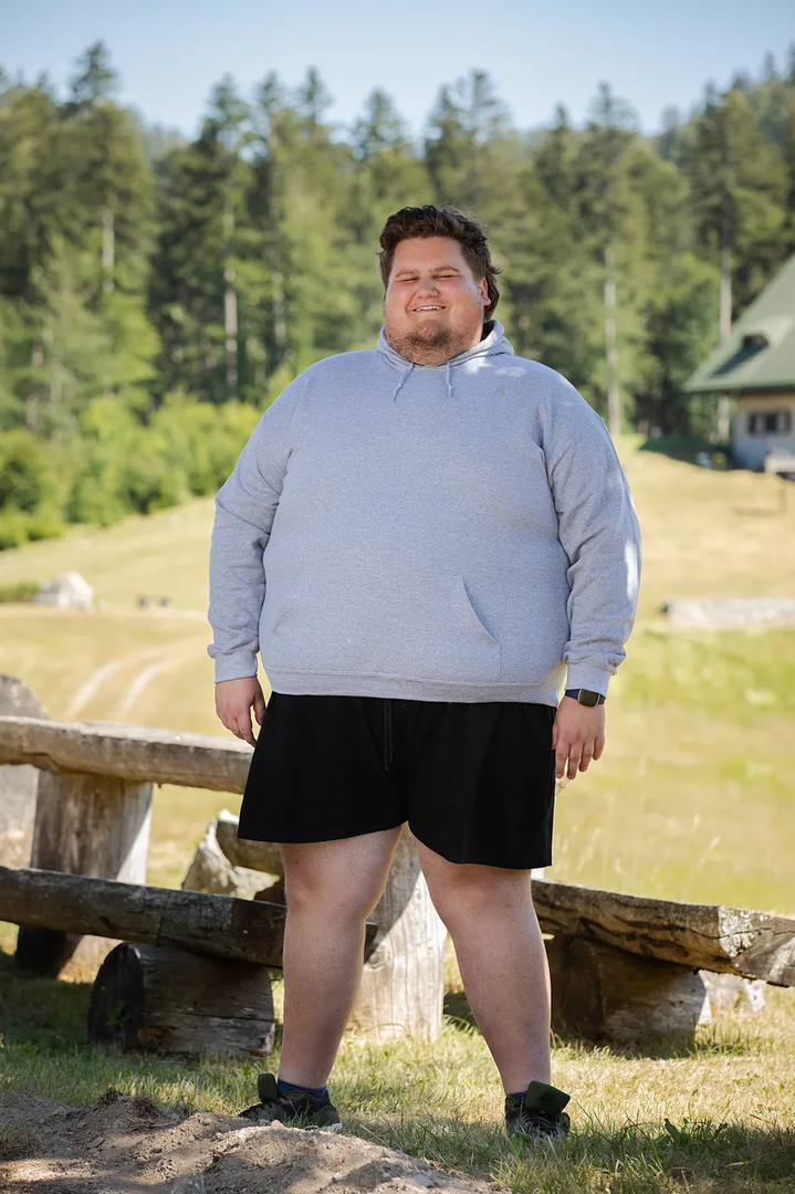 Kako je Filip otkrio u objavi, majka mu je često govorila da u njima izgleda poput beskućnika. Ipak, godinama ih nije želio zamijeniti novim parom. Iza istrošenih tenisica krije se nevjerojatna priča o upornosti i disciplini.