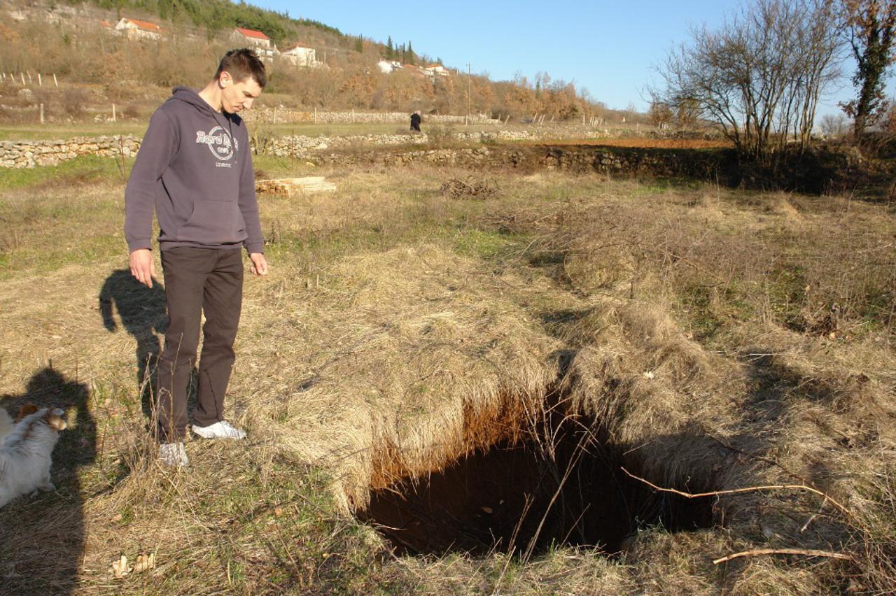 Rupa u POljicama kod Imotskog, portal