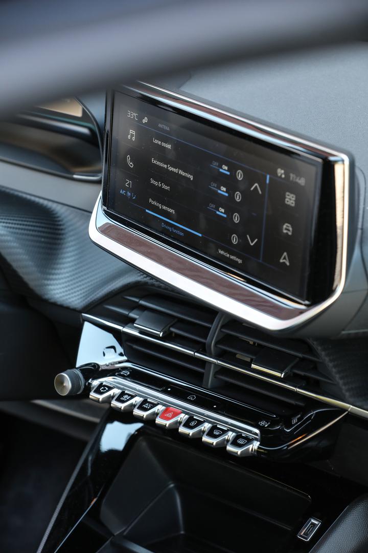  Ljudi počnu tada listati priručnik vozila kako bi odgonetnuli o čemu je riječ, no sada postoji jednostavnija opcija. Vlasnicima iPhonea njihov mobitel može pomoći pri dijagnostici, a sve što trebaju napraviti jest fotografirati ikonicu koja se upalila. Značajka koja prepoznaje ta svjetla nalazi se u iOS-u 17.