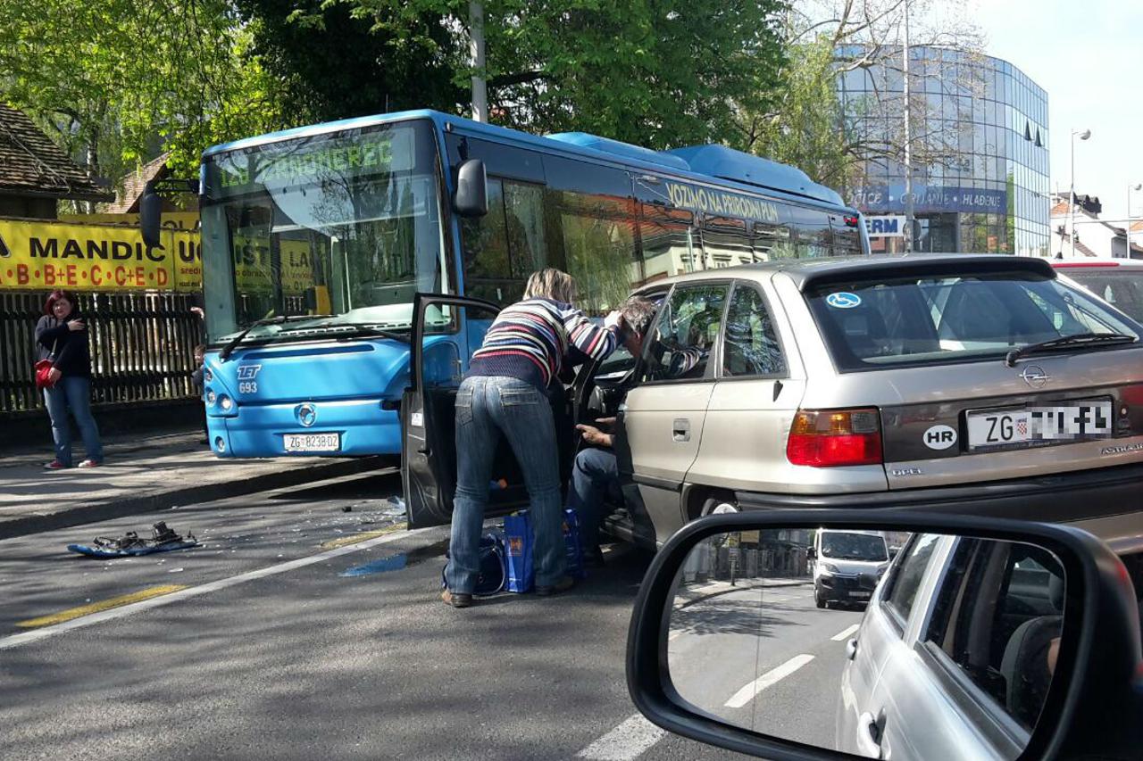 Sudar busa i automobila 