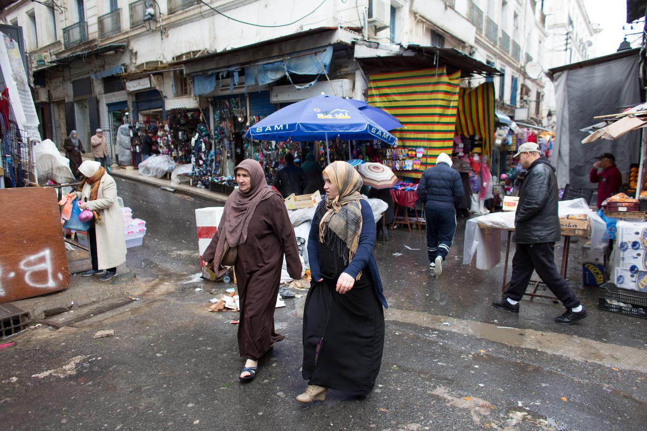 muslimanke, tradicionalno odjevene, Alžir