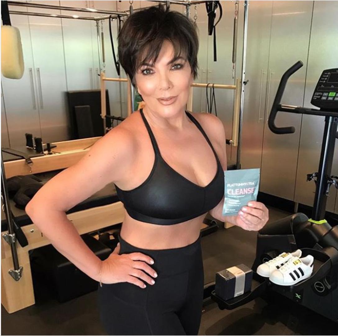 I Kimina mama Kris Jenner voli popraviti svoje nepravilnosti u Photoshopu. Na Instagramu je objavila ovog lipnja fotografiju na kojoj promovira čaj za mršavljenje i svi su odmah primijetili da je na slici nešto čudno. A to je bila njena desna ruka koju kao da joj je netko nacrtao. 