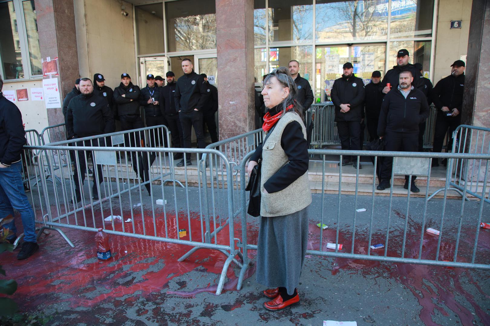 Nova.rs prenosi kako je Borko Stefanović, zamjenik predsjednika Stranke slobode i pravde rekao za N1 da su pripadnici osiguranja tukli okupljene građane lancima za bicikle i kišobranima