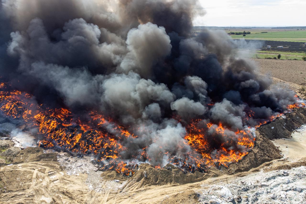 Nove fotografije iz zraka požara u osječkoj tvrtki za preradu plastike "Drava International"