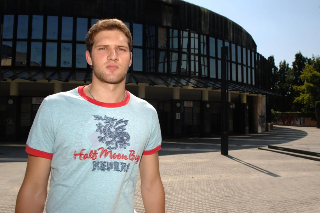 '19.08.2009.....Zagreb...spo.....Mladi hrvatski reprezentativac Bojan Bogdanovic novi je clan zagrebacke Cibone. Cibona je s Mostarcem koji je protekle sezone proveo u Realu iz Madrida, potpisala ugov