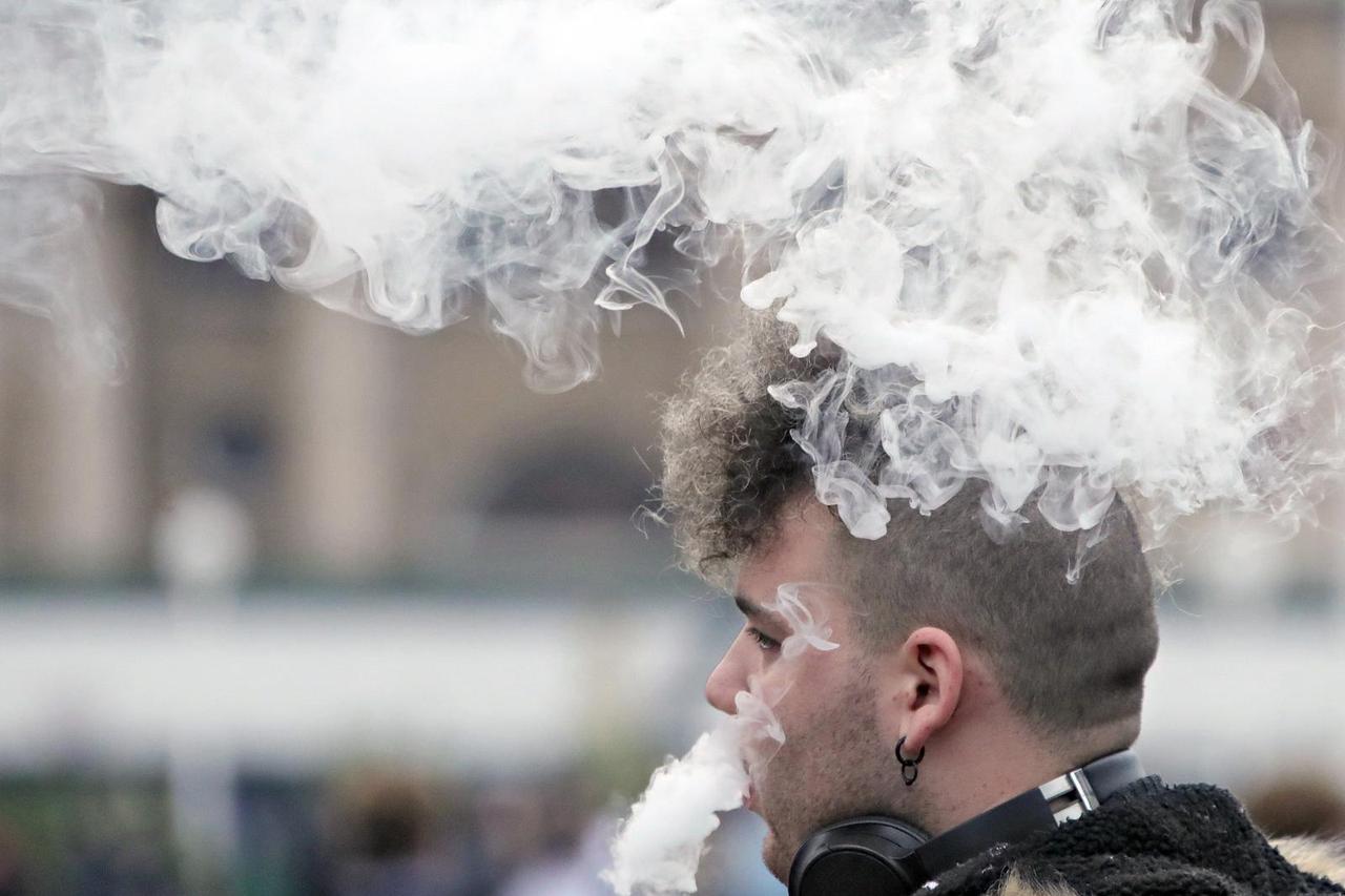 Zagreb: Dim iz e-cigarete uskladio se s frizurom mladića 
