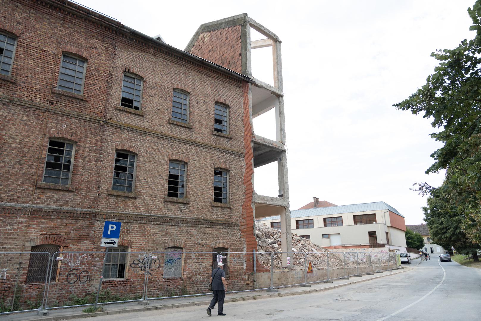 Tvornica je svoje početke imala još 1824. godine, a tijekom povijesti razvila se u važan industrijski pogon koji je zapošljavao stotine radnika. 