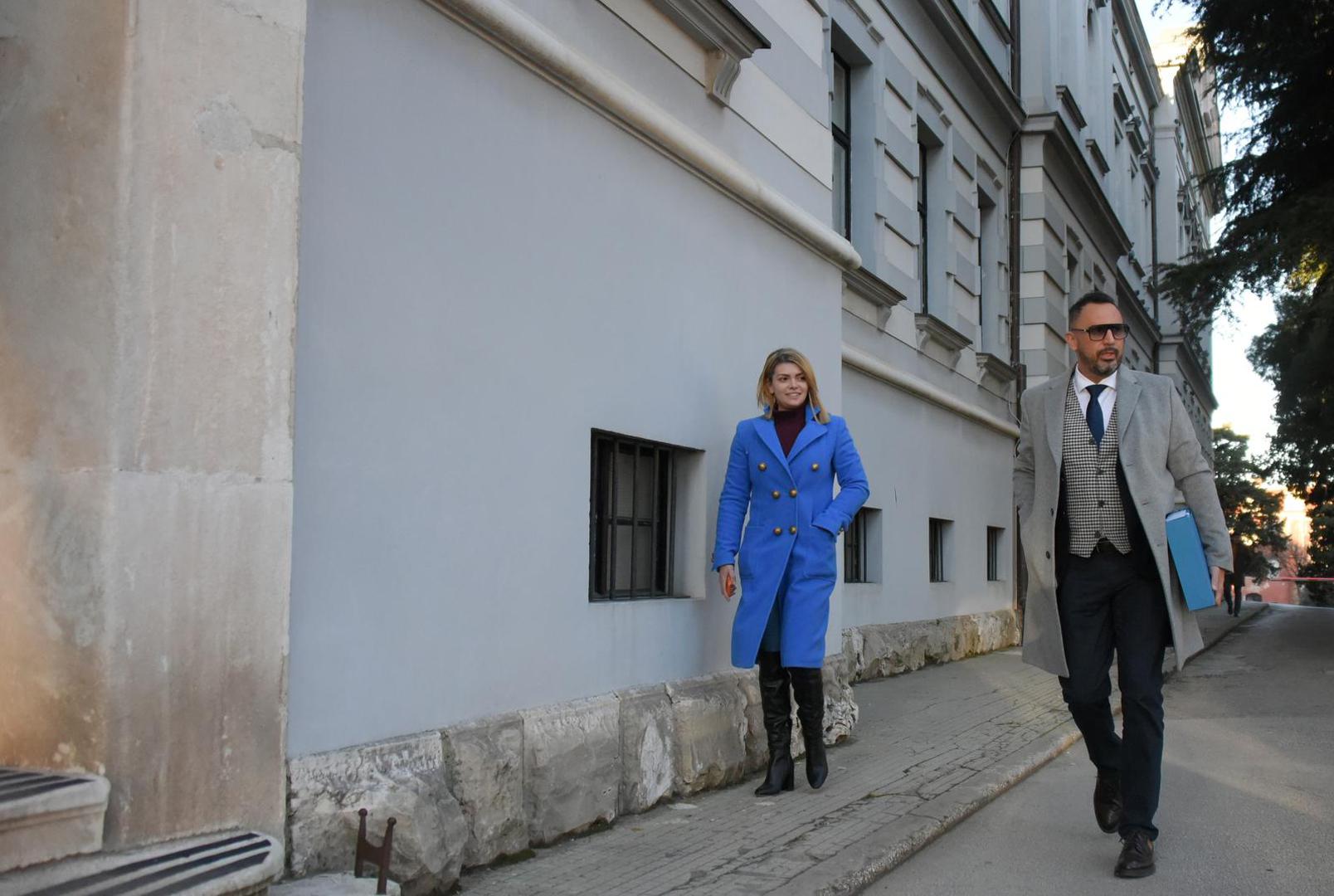 U listopadu se doznalo da je Charles tužio Ellu. - Zabilježuje se spor radi utvrđenja i podjele bračne stečevine - kratko stoji u zabilježbi.  Nadalje, navodi se i kako sama kuća ima 124 metara kvadratnih, a dvorište 551 metar kvadratni, odnosno da je ukupna kvadratura 675 metara kvadratnih, stoji u zemljišnim knjigama - pisali su 24 sata o tome.