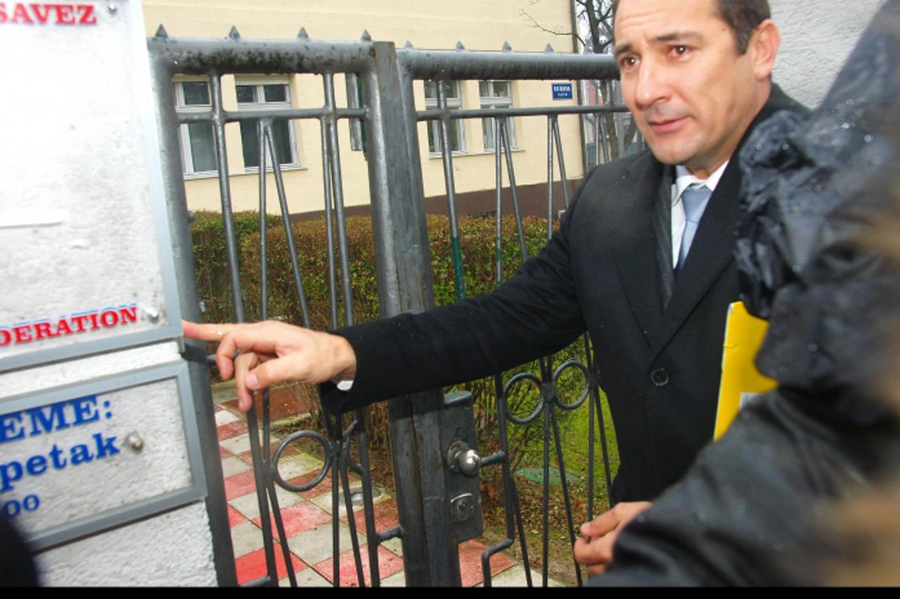 '19.01.2011., Zagreb - Igor Stimac je predao papire za izvanrednu skupstinu Hrvatskog nogometnog saveza u Rusanovoj ulici.  Photo: Tomislav Miletic/PIXSELL'