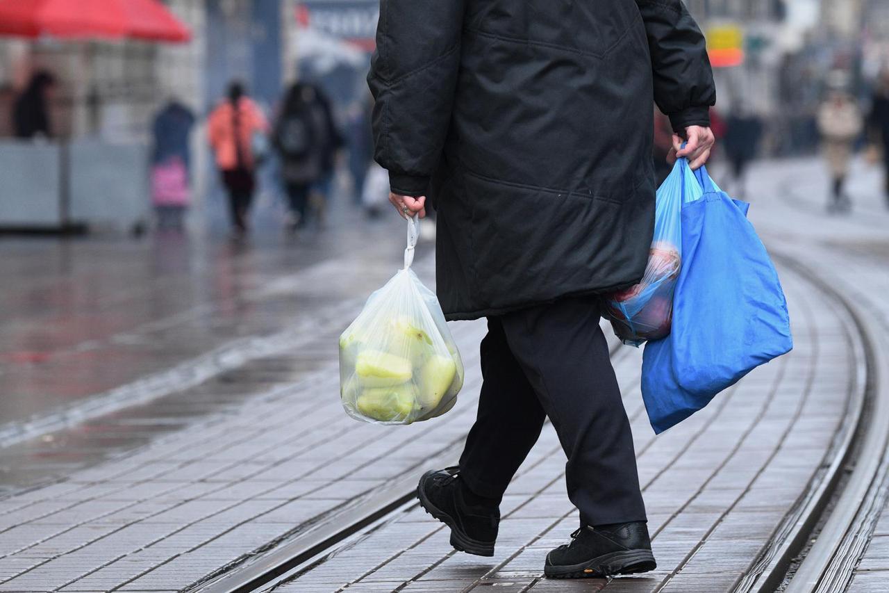 Od 1. siječnja 2022. godine zabranjeno je na tržište stavljati plastične vrećice