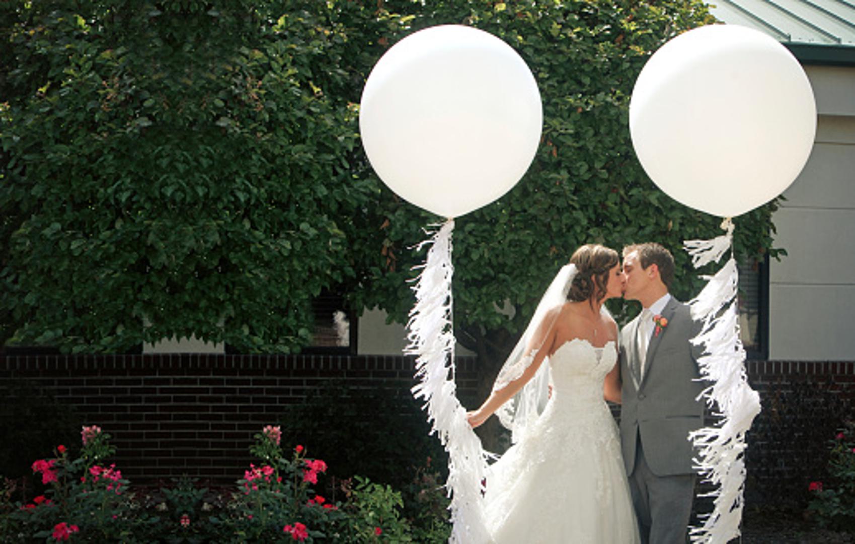 Kolika je cijena "stolice"? To su privatne informacije,posebice ako su mladenci uspjeli dogovoriti neki popust. Ako planirate za poklon dati novac, dajte koliko možete i koliko smatrate primjerenim, odnosno u kakvom ste odnosu s mladencima, a ne koliko će biti "dovoljno" da pokriju trošak restorana. 