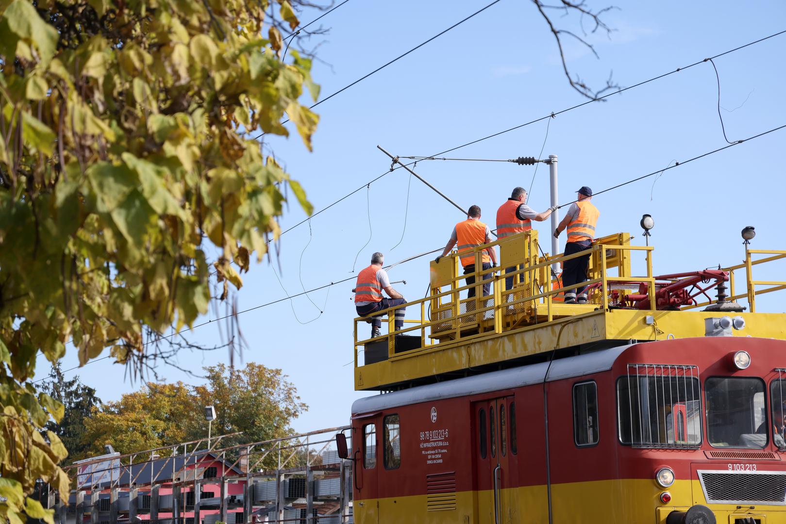 Naknadnim izvidima utvrđeno je da je uzrok oštećenja mreže bila krađa koja se dogodila tijekom noći, kako su naveli iz Hrvatskih željeznica. – Utvrđeno je da je kontaktna mreža oštećena zbog krađe 100 metara žice s obilaznog kolosijeka na kolodvoru Borongaj, koji nije pod naponom. Nakon što je žica odsječena, kontaktna mreža iznad kolosijeka kojim voze vlakovi opustila se te je prilikom prolaska teretni vlak zapeo za nju i tako je nastalo znatno oštećenje zbog čega je prekinut napon električnom energijom. Obavljen je policijski očevid, a dežurne ekipe su na terenu te rade na sanaciji. Promet do daljnjega teče jednim kolosijekom, zbog čega dolazi do poremećaja u prometovanju svih vlakova koji prolaze kroz Zagreb Glavni kolodvor – kazali su. 