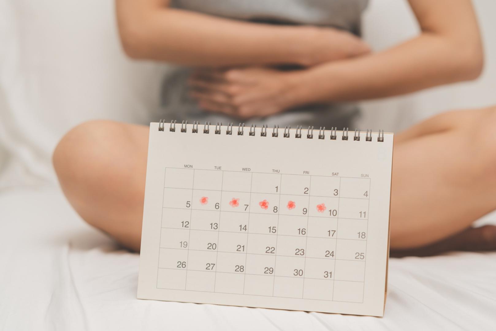 Menstrualne tegobe koje se očituju u obliku grčeva, nadutosti, glavobolje, umora i promjena raspoloženja, često se mogu ublažiti pametnim odabirom hrane. Stabilna razina šećera u krvi, dovoljno magnezija, omega-3 masnih kiselina i tekućine može smanjiti upalu, opustiti mišiće maternice i ublažiti zadržavanje vode. Otkrivamo 7 namirnica koje vrijedi uvrstiti u jelovnik uoči i tijekom mjesečnice.