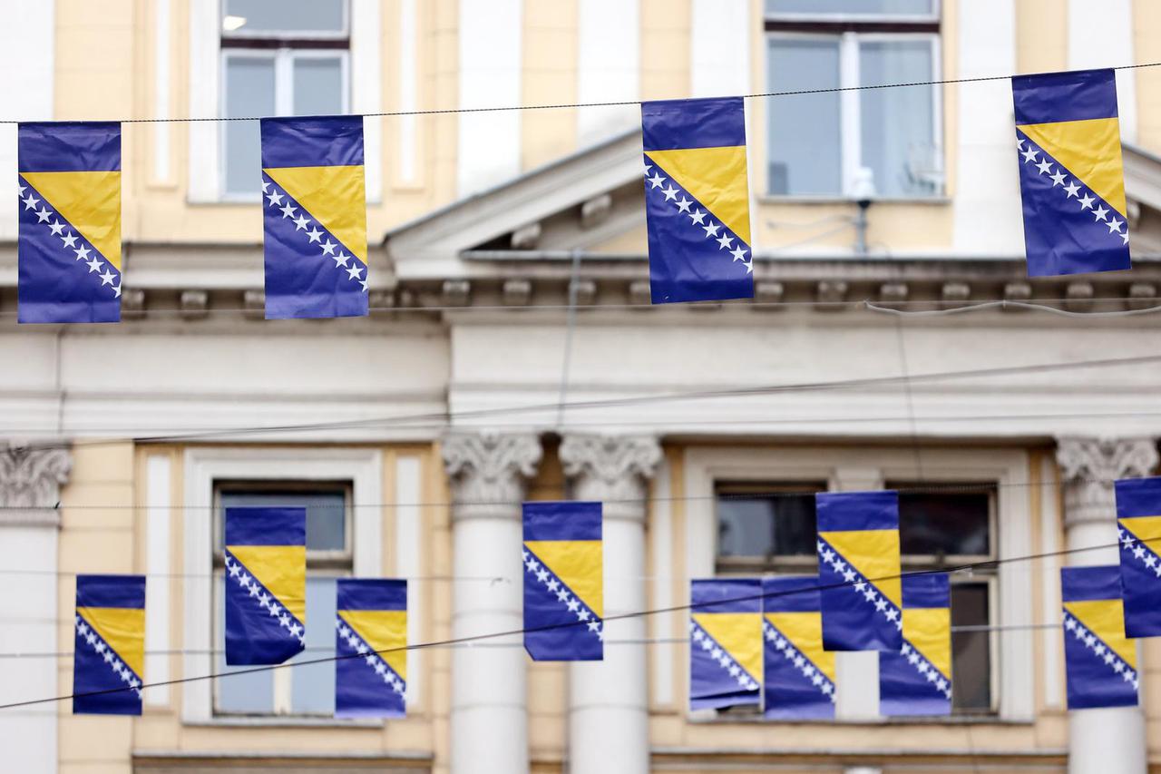 U Titovoj ulici u Sarajevu postavljene su zastavice  povodom  Dana državnosti BiH