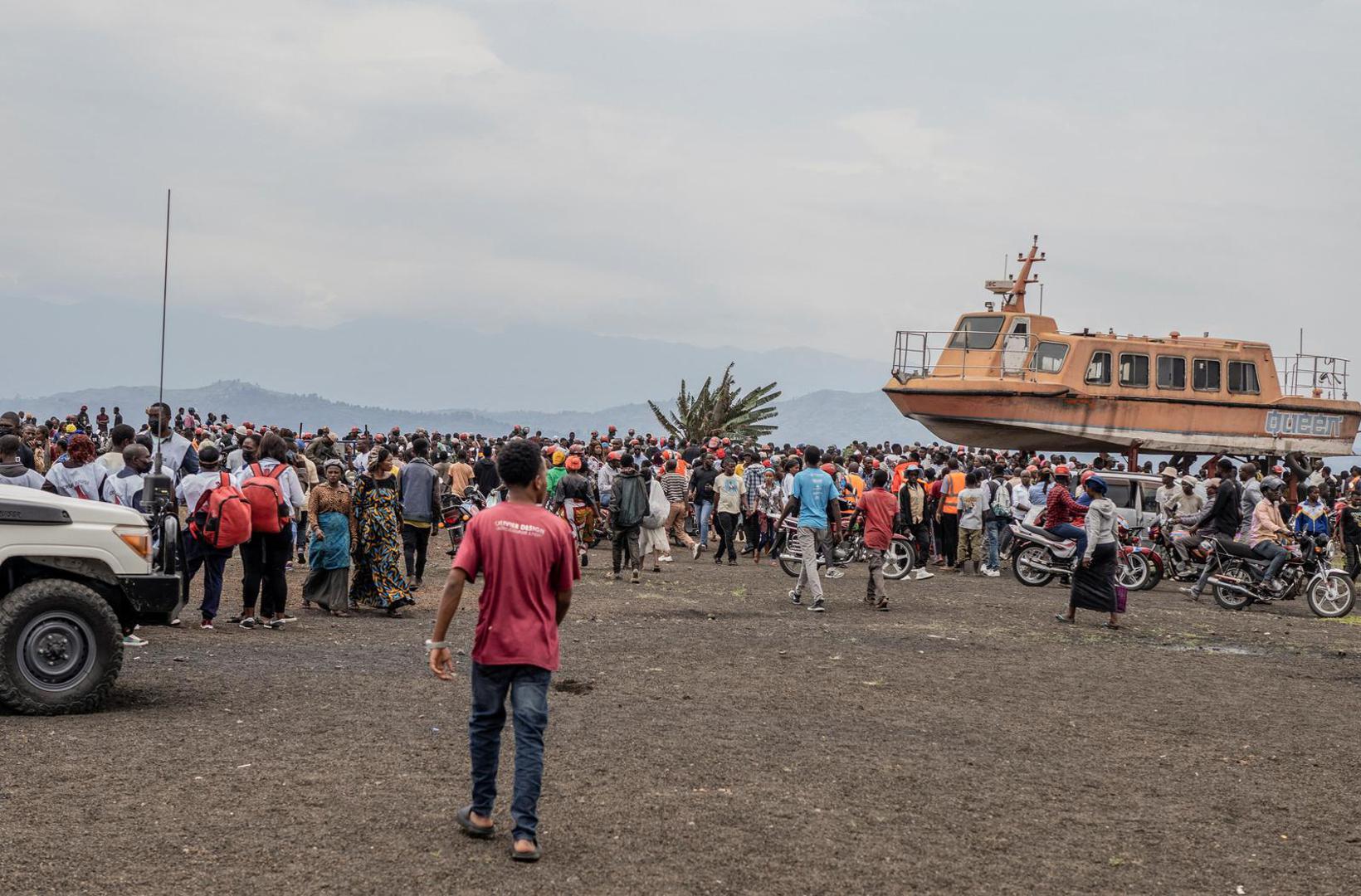 Residents gather to witness the search and rescue mission after a boat ferrying passengers and goods from the Minova villages sank in Lake Kivu near the Port of Kituku in Goma, North Kivu province of the Democratic Republic of Congo October 3, 2024. REUTERS/Stringer Photo: Stringer/REUTERS