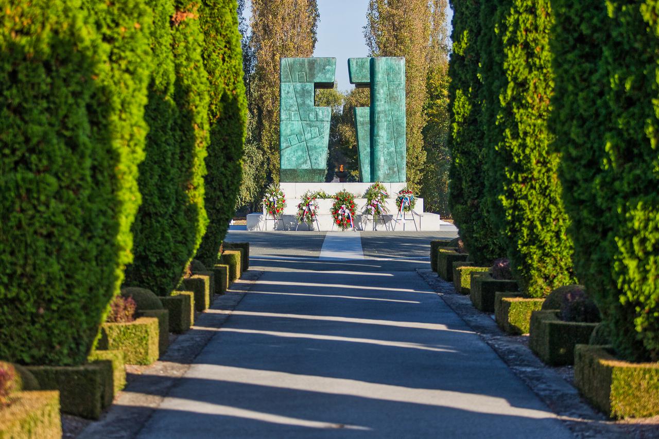 Memorijalno groblje žrtava iz Domovinskog rata u Vukovaru