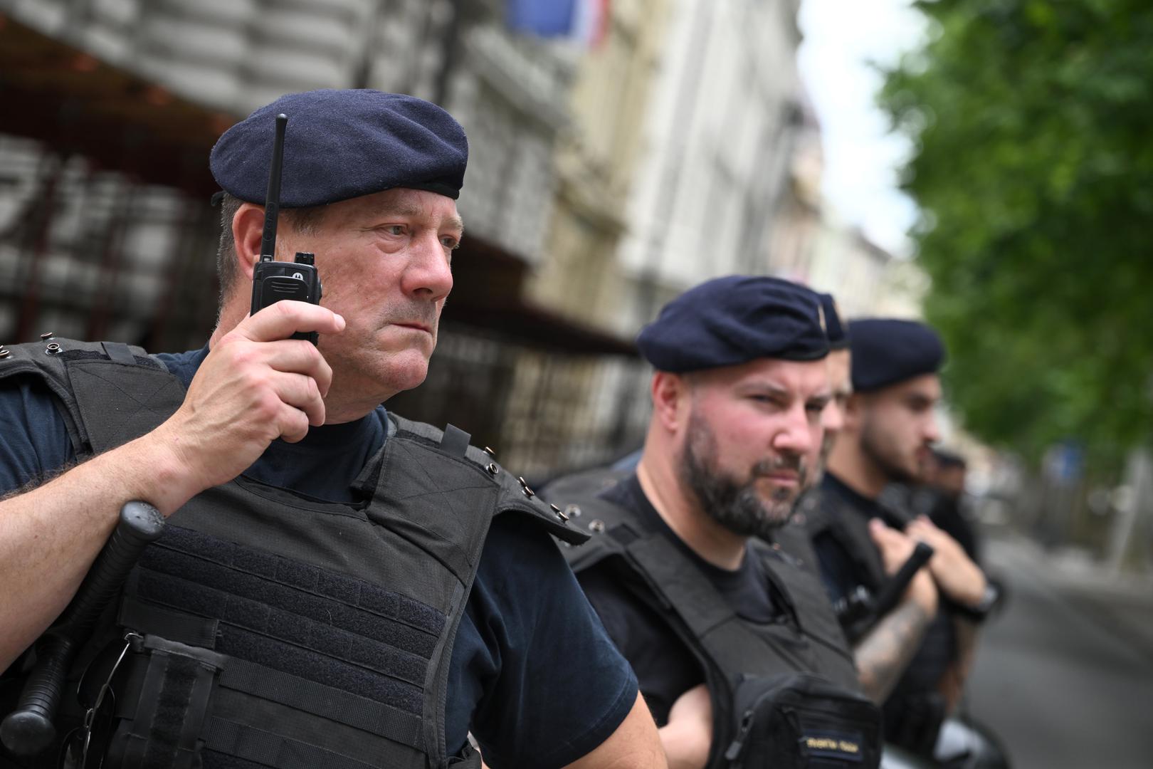Skupina je, uz pojačano policijsko osiguranje, prosvjedovala bez većih incidenata, a moglo se čuti i skandiranje „EU jednako je Jugoslavija”.