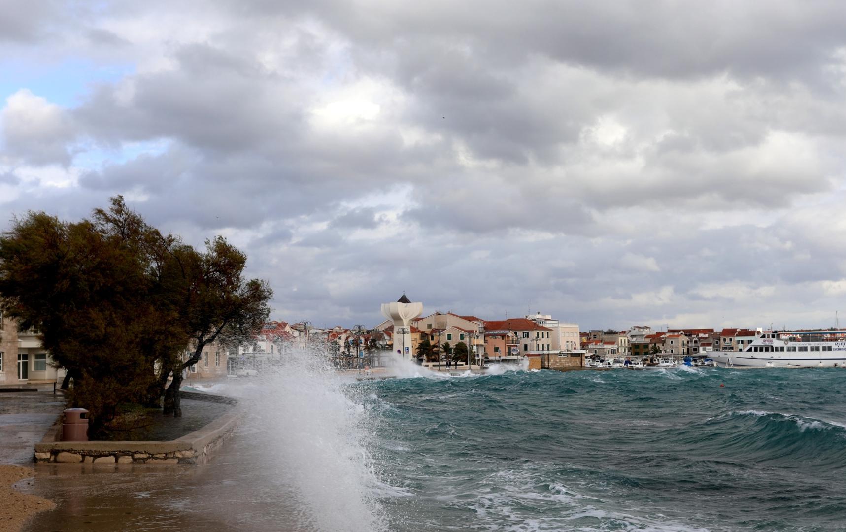 06.12.2020., Vodice - Orkansko jugo podizalo valove koji su zalijevali rivu.Photo: Dusko Jaramaz/PIXSELL