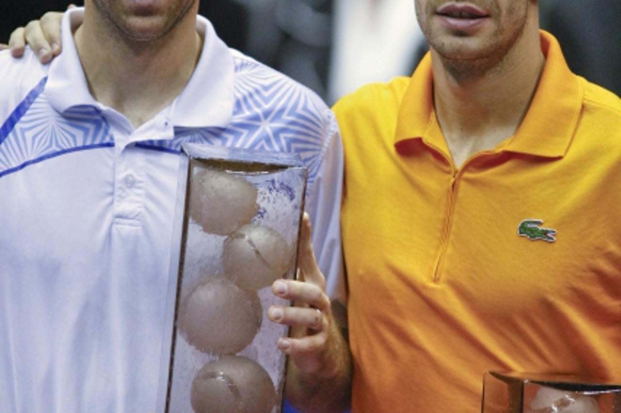 'Ivan Ljubicic (L) of Croatia and Mickael Llodra of France pose with their trophies after their Lyon Open final tennis match in Lyon November 1, 2009.    REUTERS/Robert Pratta (FRANCE SPORT TENNIS)'