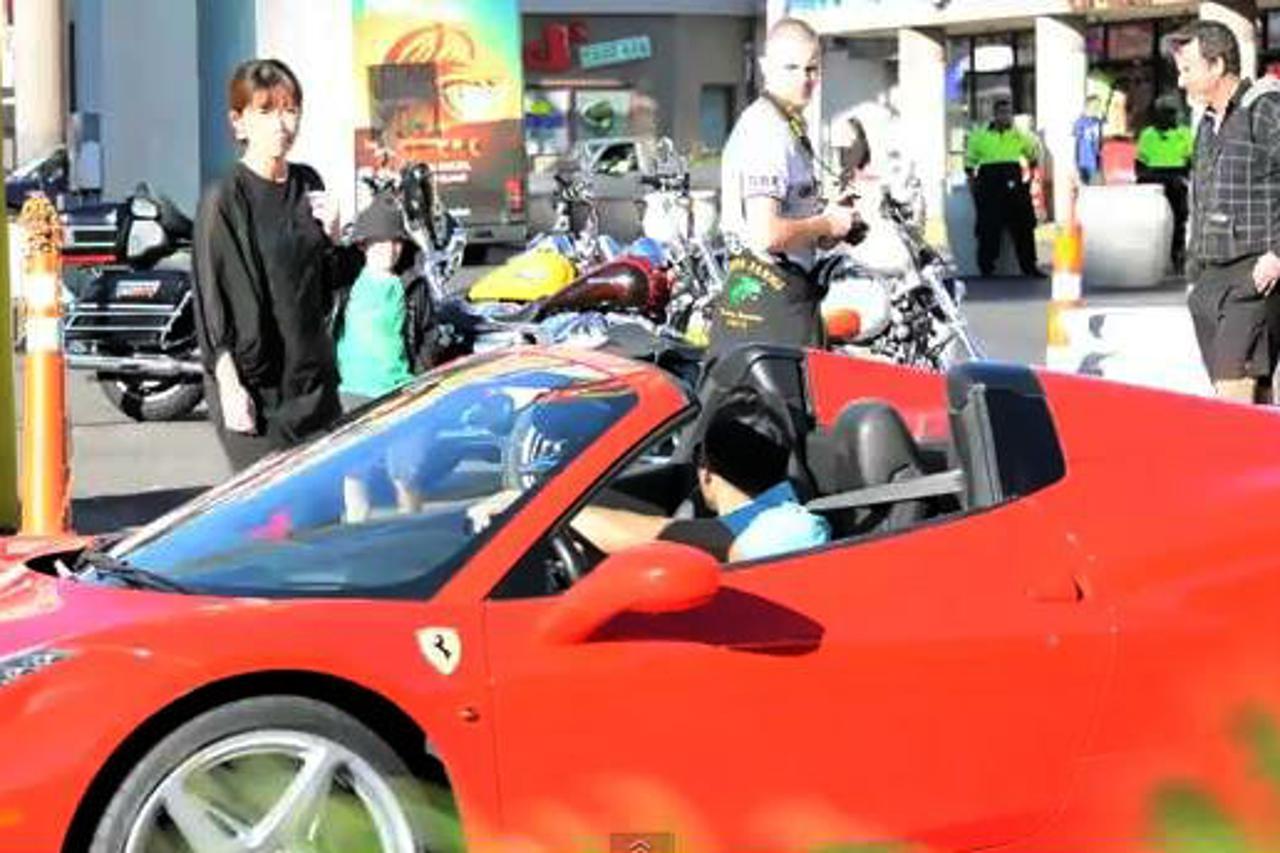 Skrivena kamera: Djevojke i Ferrari
