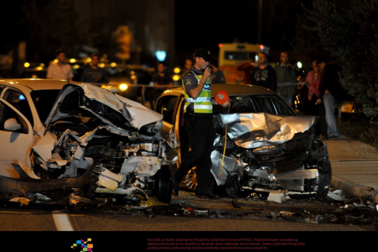 '15.10.2012., Dubrovnik - Jedna osoba smrtno je stradala u teskoj prometnoj nesreci koja se dogodila malo prije 21 sat u Staroj Mokosici u neposrednoj blizini prikljucka za Osojnik. Sudjelovala su dva