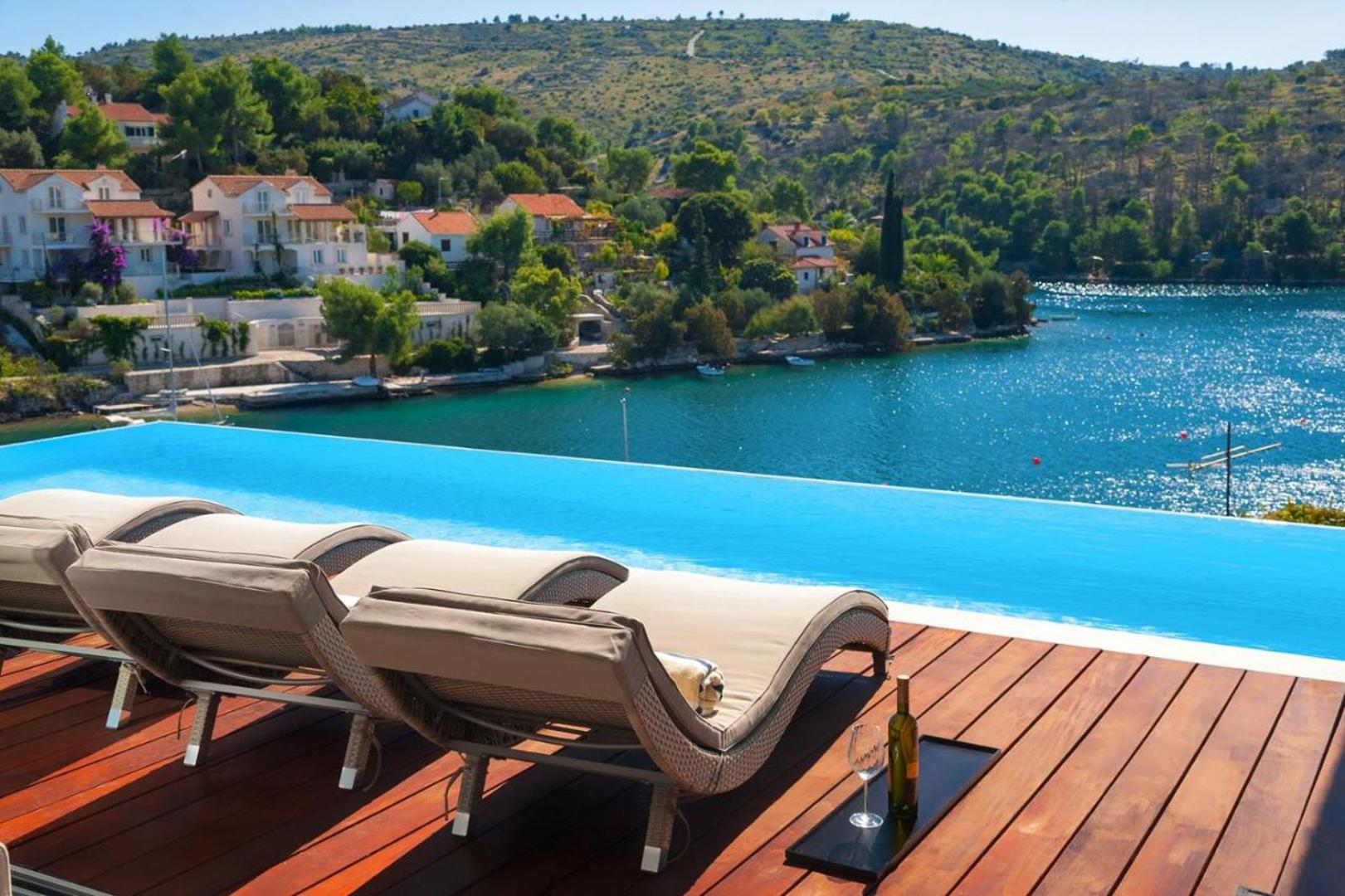 Luksuzni objekt, Vila Blue Star Brač nalazi se u Bobovišću, malom i mirnom mjestu na otoku Braču. Vila je udaljena samo 10 m od mora, 800 m od centra Bobovišća te 4 km od Milne. 