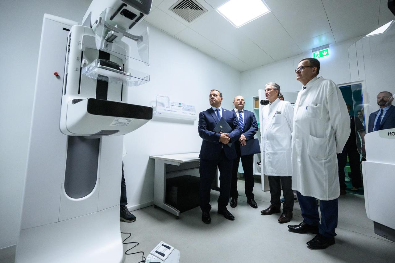 Zagreb: Ministar Vili Beroš obišao i razgledao u pratnji ravnatelja bolnice Ivice Lukšića novu opremu u Kliničkoj bolnici Dubrava