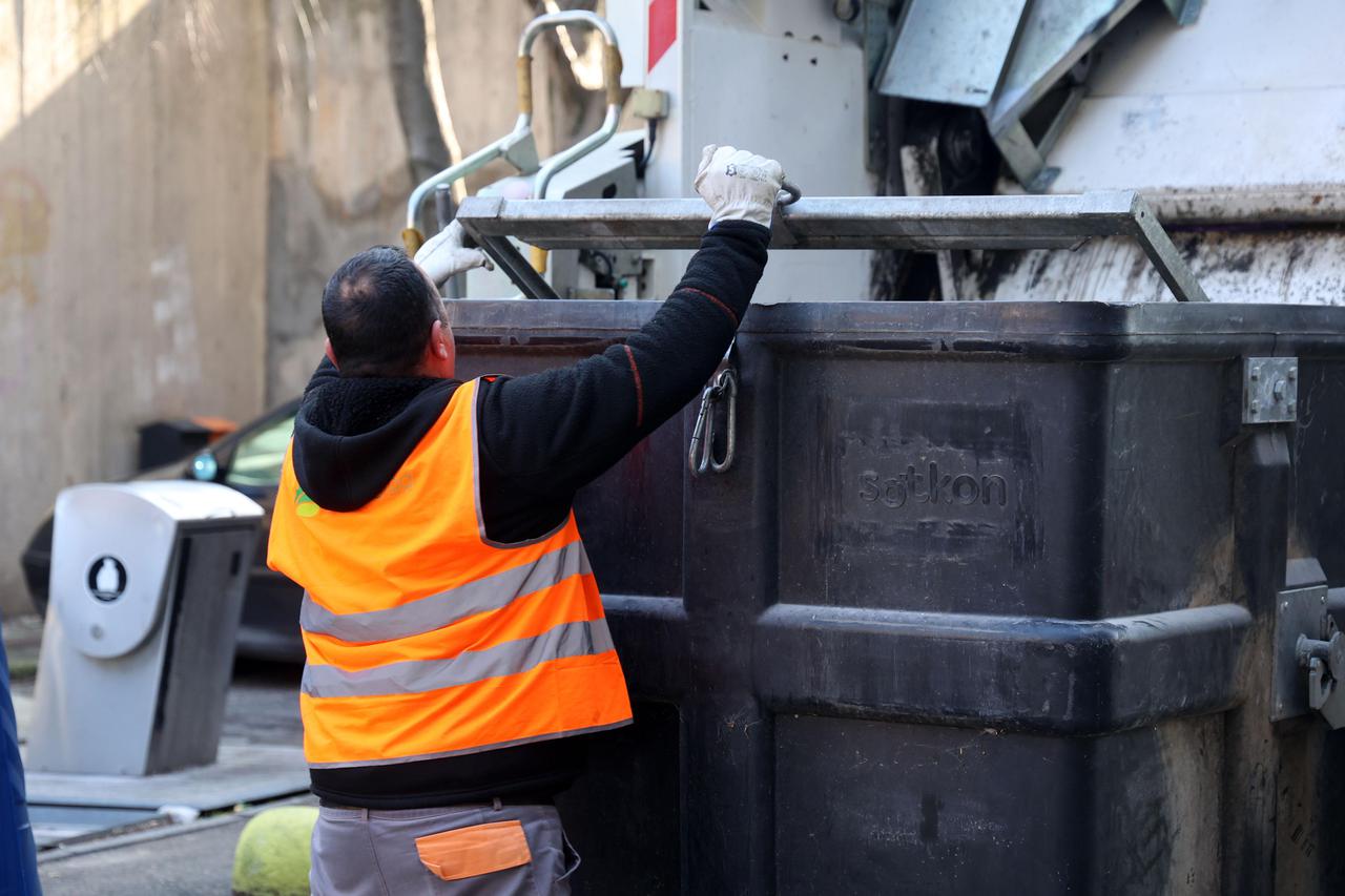 Šibenik: Pražnjenje podzemnih kontejnera