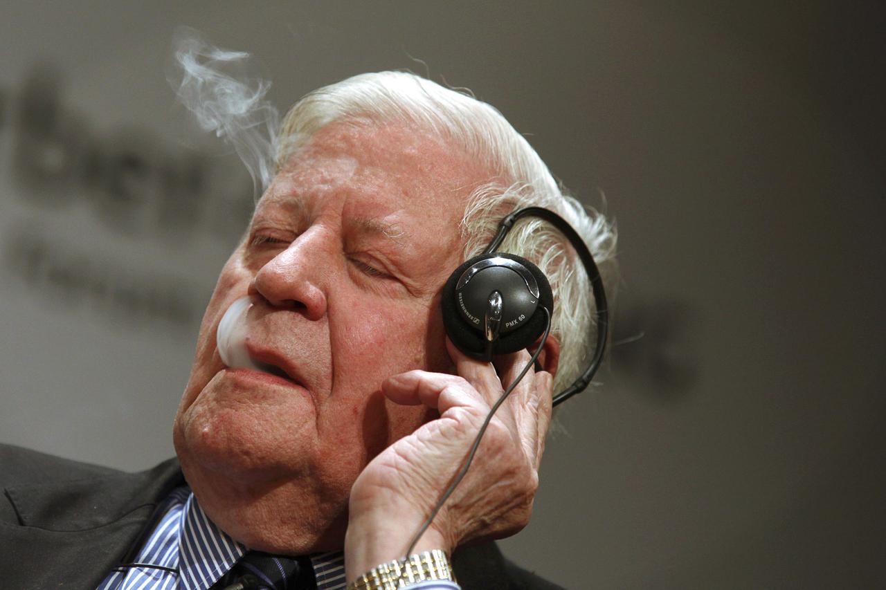 Former German Chancellor Helmut Schmidt smokes during a ceremony marking the 50th anniversary of the Bergedorfer Forum of the Koerber Foundation in Berlin, in this September 9, 2011 file picture.  REUTERS/Thomas Peter/Files