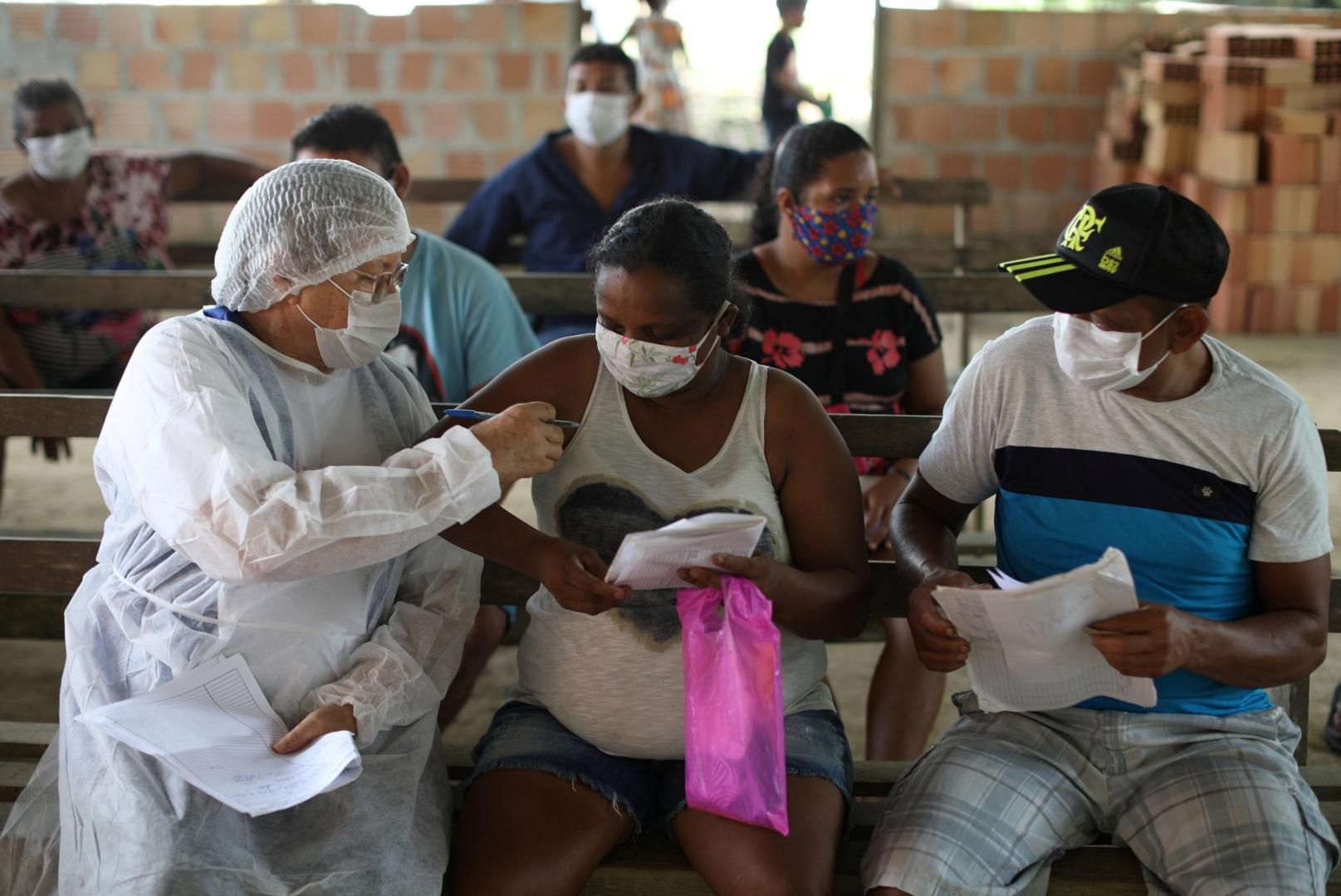 Outbreak of the coronavirus disease (COVID-19), in Manaus A health worker talks with a woman before testing for the coronavirus disease (COVID-19), in the Bela Vista do Jaraqui, in the Conservation Unit Puranga Conquista along the Negro River banks, where Ribeirinhos (forest dwellers) live, amid the coronavirus disease (COVID-19) outbreak, in Manaus, Brazil, May 29, 2020. REUTERS/Bruno Kelly BRUNO KELLY