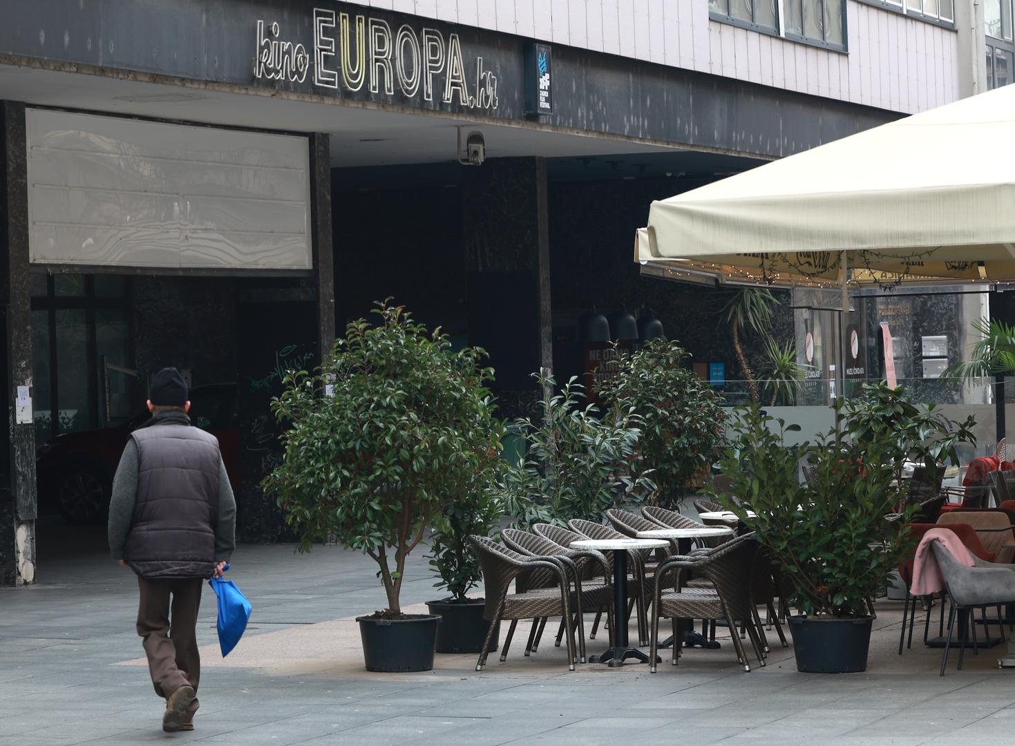 Kino Europa zatvoreno je 2019. godine. Prethodna gradska uprava započela je radove na obnovi, ali nisu izrađeni adekvatni elaborati o stanju konstrukcije nakon potresa. 