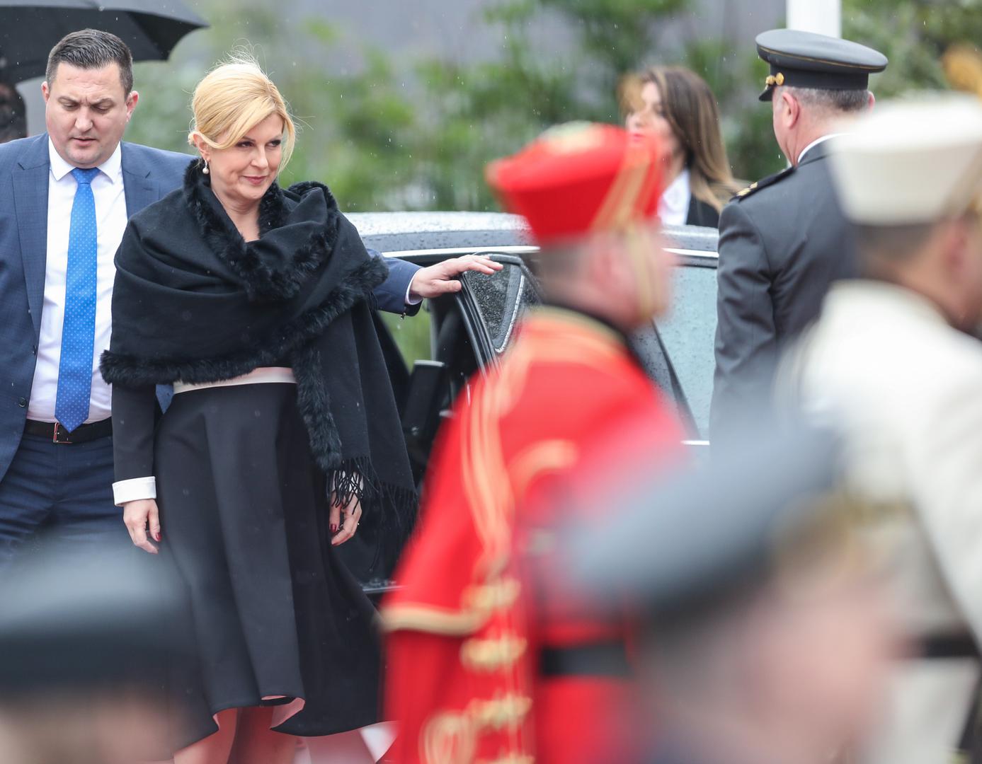 "Kao hrvatski državni poglavar, držat ću se Ustava i zakona, brinuti se za poštovanje ustavnopravnog poretka Republike Hrvatske, bdjeti nad urednim i pravednim djelovanjem svih tijela državne vlasti, čuvati nezavisnost, opstojnost i jedinstvenost Republike Hrvatske. Tako mi Bog pomogao", prisegnuo je Milanović držeći ruku na Ustavu.