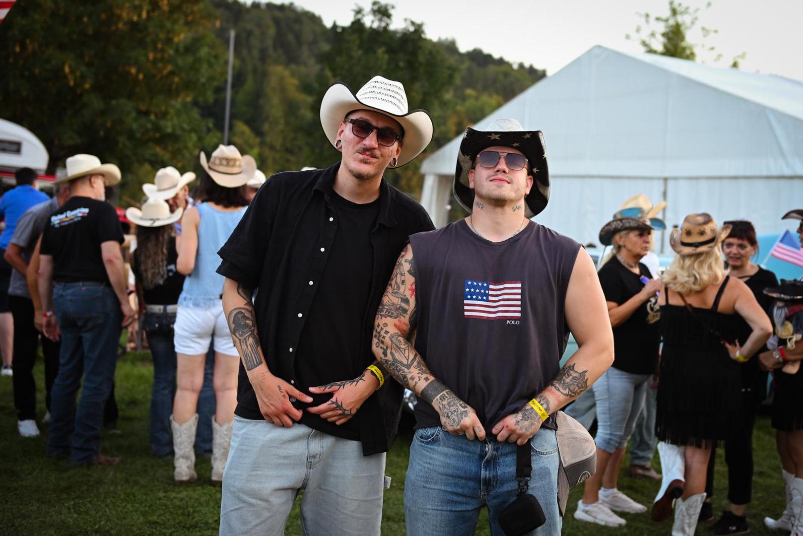 Festivalsku atmosferu dodatno upotpunjuju western štandovi, craft pivo i brojne aktivnosti za različite generacije, pa Zbiljsko jezero tijekom vikenda postaje središte ljubitelja country glazbe, američkih automobila i načina života inspiriranog Divljim zapadom.