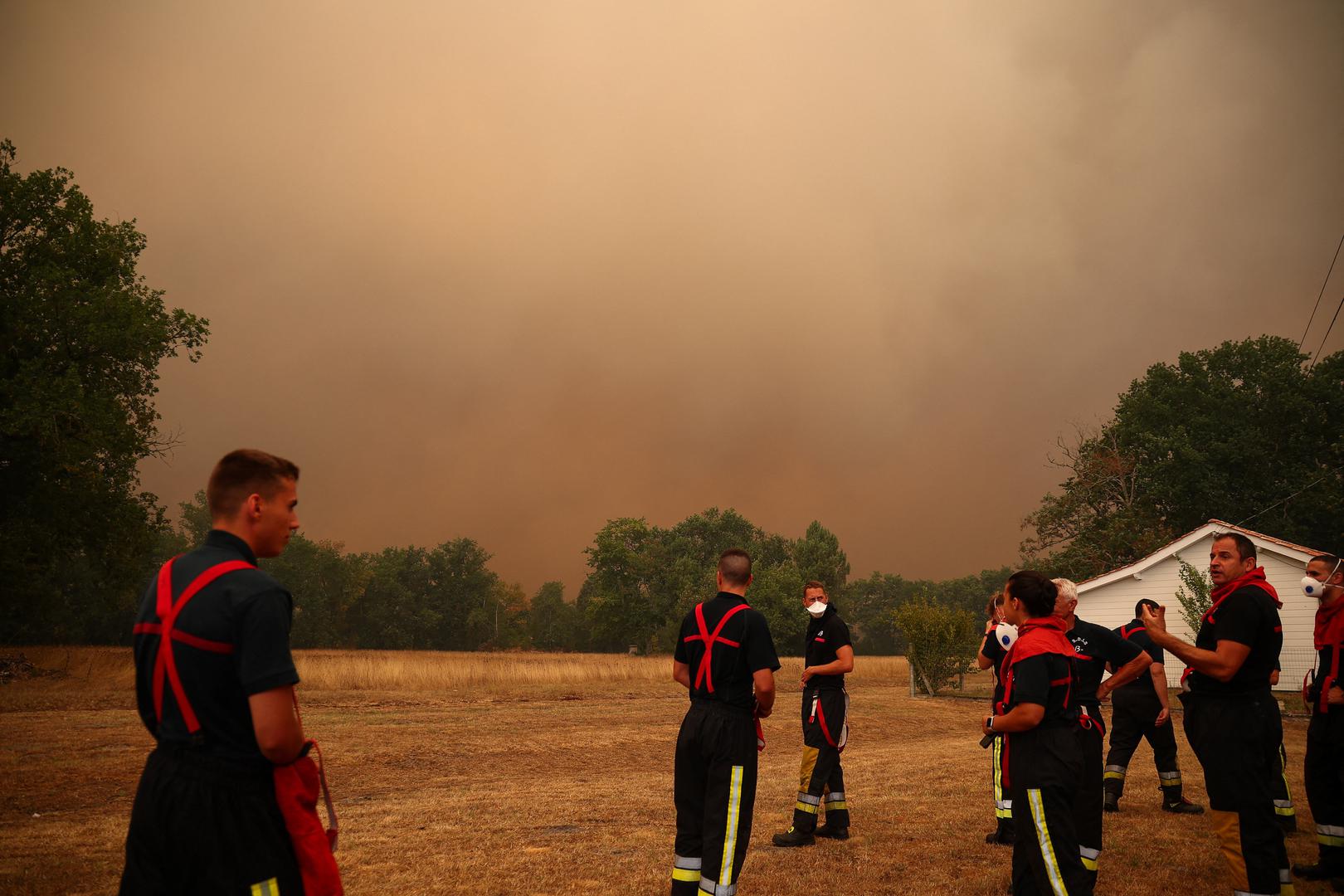 Vremenski uvjeti u ponedjeljak su vatrogascima pružili nešto više prostora za djelovanje, no olakšanje bi moglo biti kratkotrajno. Francuska meteorološka služba najavila je da bi temperature u području Bordeauxa kasnije tijekom tjedna mogle porasti do 37 Celzijevih stupnjeva.