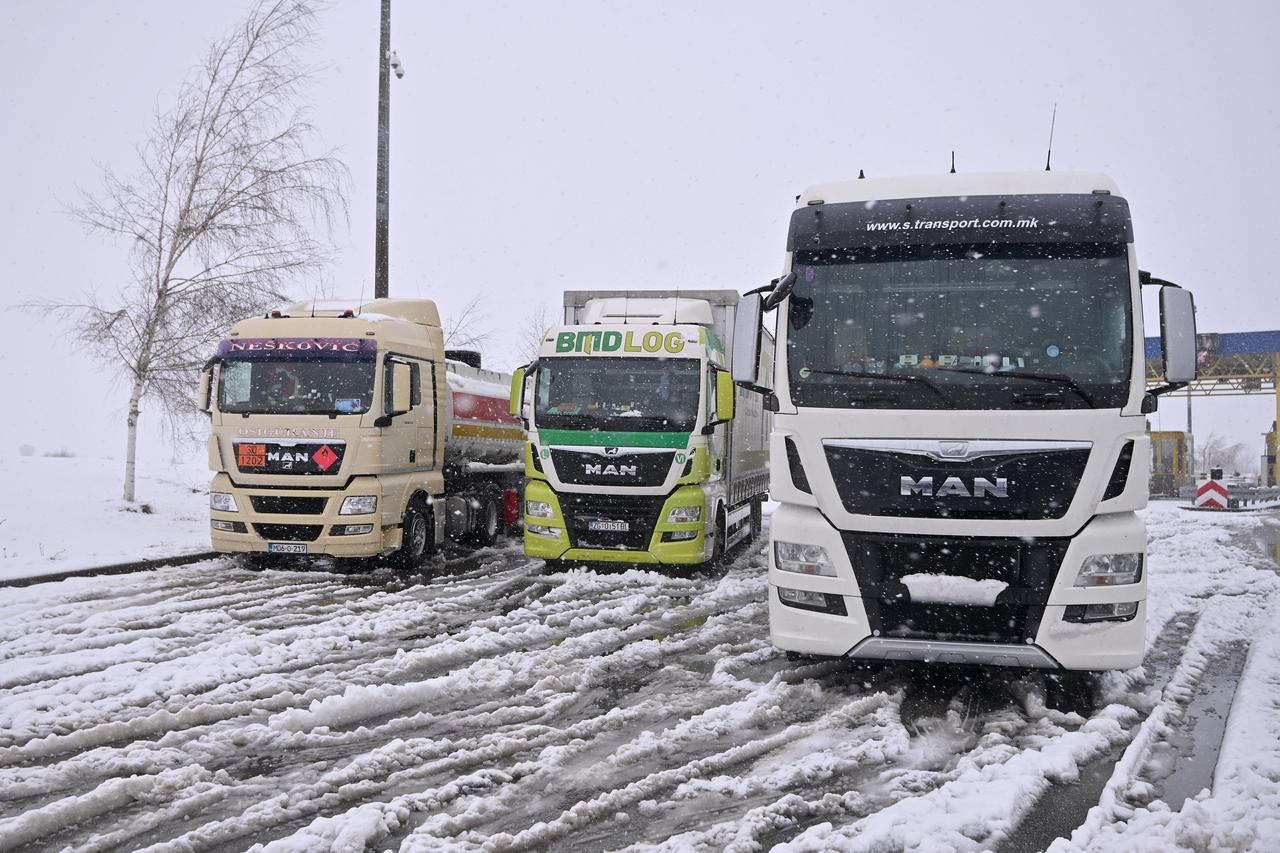Na autocesti A1 otežan promet zbog snijega i vjetra, autocesta zatvorena za kamione
