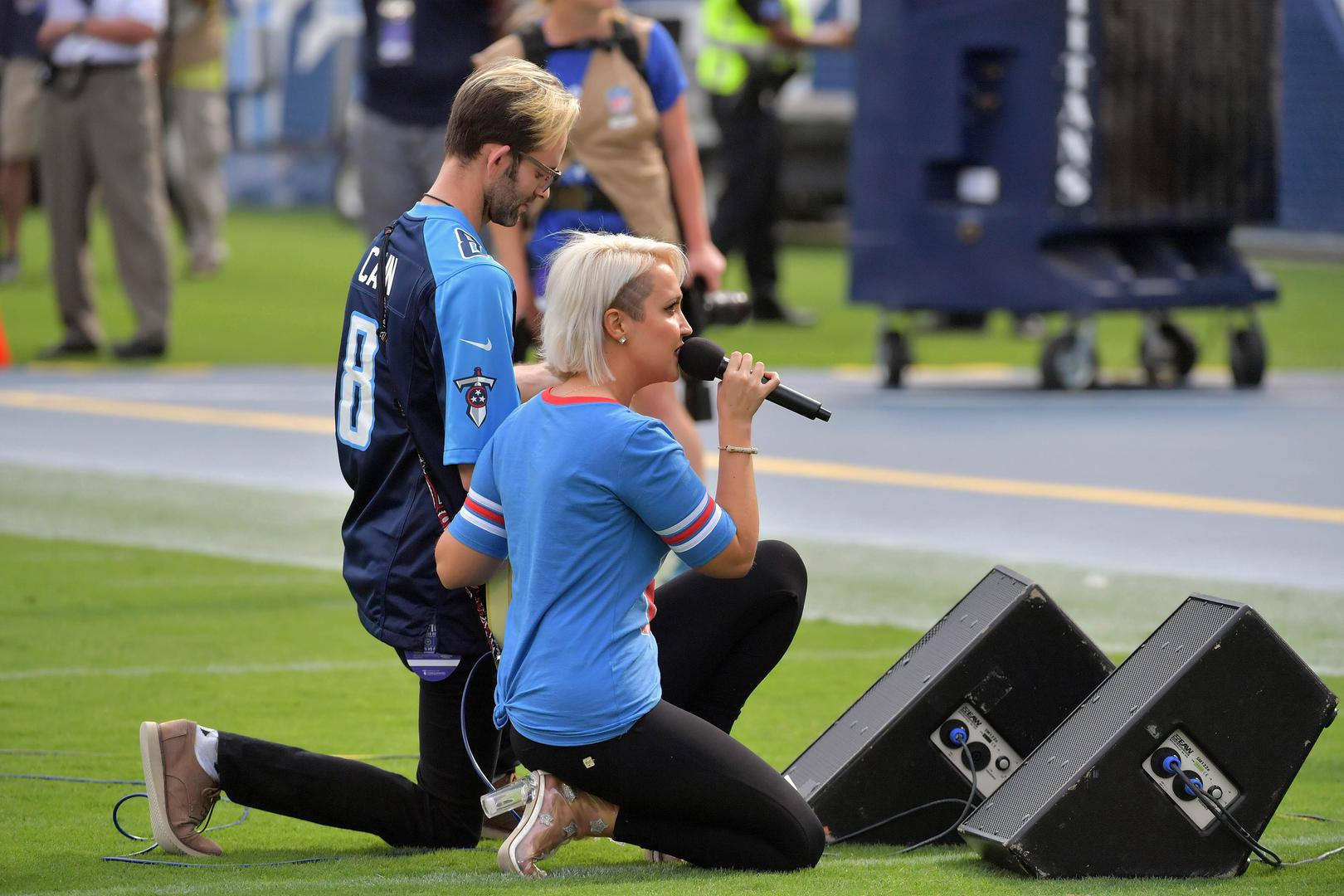 Uoči utakmice Tennessee Titansa i  Seattle Seahawksa pjevačica Meghan Linsey dok je pjevala američku himnu također je kleknula.