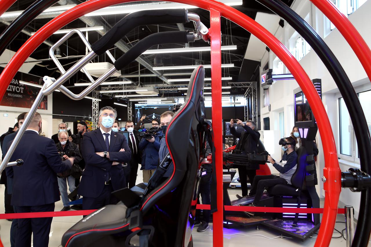 Premijer Andrej Plenković u Novskoj obišao Poduzetnički inkubator PISMO 2 gdje se dobro zabavio