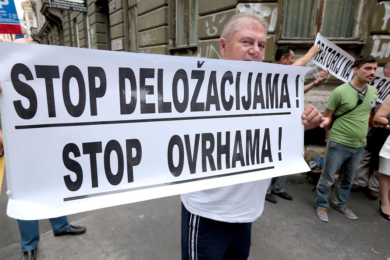 25.07.2014., Zagreb - Pred zgradom DORH-a i USKOK-a odrzan je prosvjed protiv bijede, gladi, nesigurnosti, straha, nepravde, diskriminacije, bankarskog terorizma, prinudnih iseljenja, ovrha, kriminala i korupcije. Skup su organizirale aktivisticke skupine