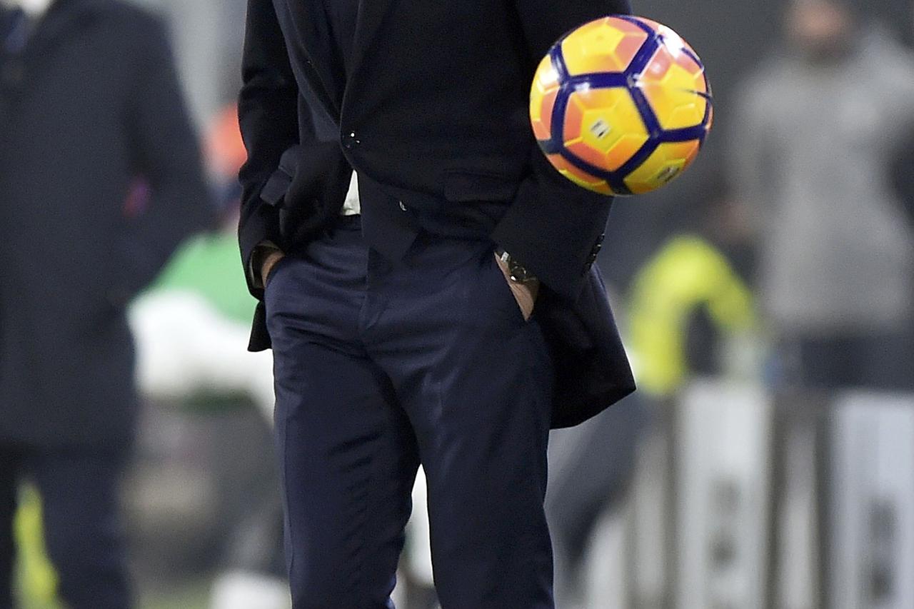 Football Soccer - Juventus v Atalanta - Italian Serie A - Juventus stadium, Turin, Italy - 3/12/16 - Juventus' coach Massimiliano Allegri reacts during the match.     REUTERS/Giorgio Perottino