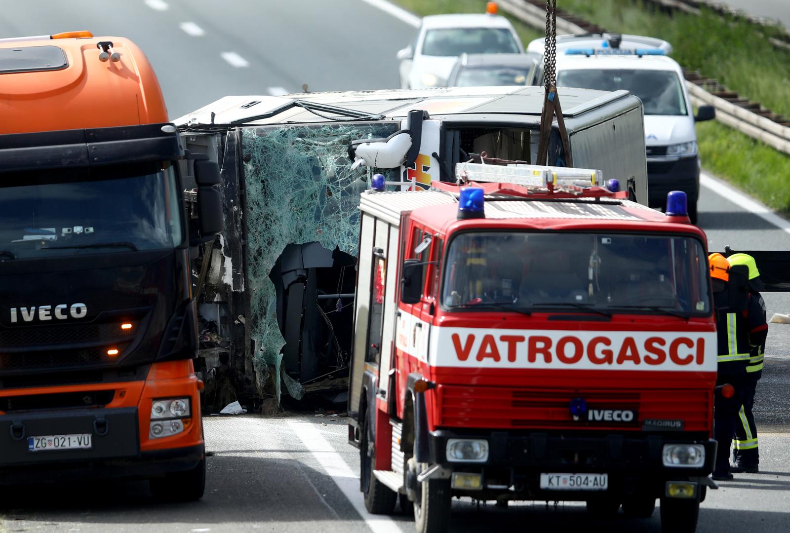 Promet se odvija obilazno na dionici Križ-Popovača s obje strane, navodi se u priopćenju PU sisačko-moslavačke.  