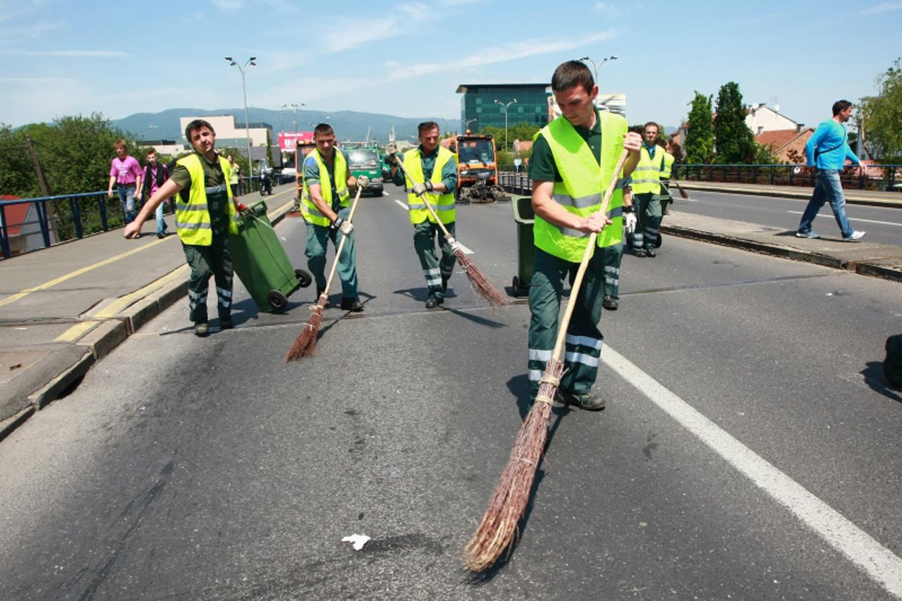 '18.05.2012. Zagreb - Tradicionalnom norijadom ucenici zavrsnih razreda srednjih skola proslavili su zavrsetak skolovanja, a iza sebe ostavili hrpu smeca. Most. Photo: Goran Jakus/PIXSELL'