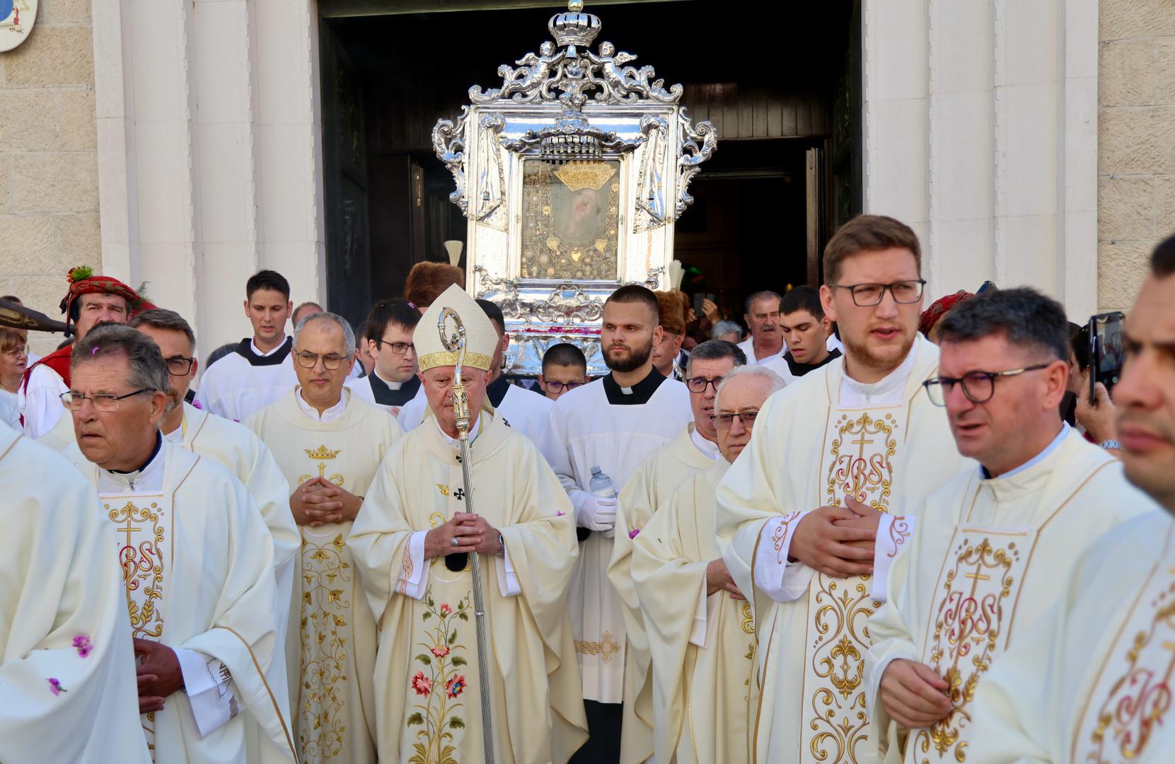 Blagdanska procesija povodom svetkovine Velike Gospe u Sinju krenula je prijepodne u subotu ispred crkve Gospe sinjske, a predvodi je nadbiskup Splitsko-makarski mons. Zlatko Križić, koji će predvoditi i središnje misno slavlje po završetku procesije.