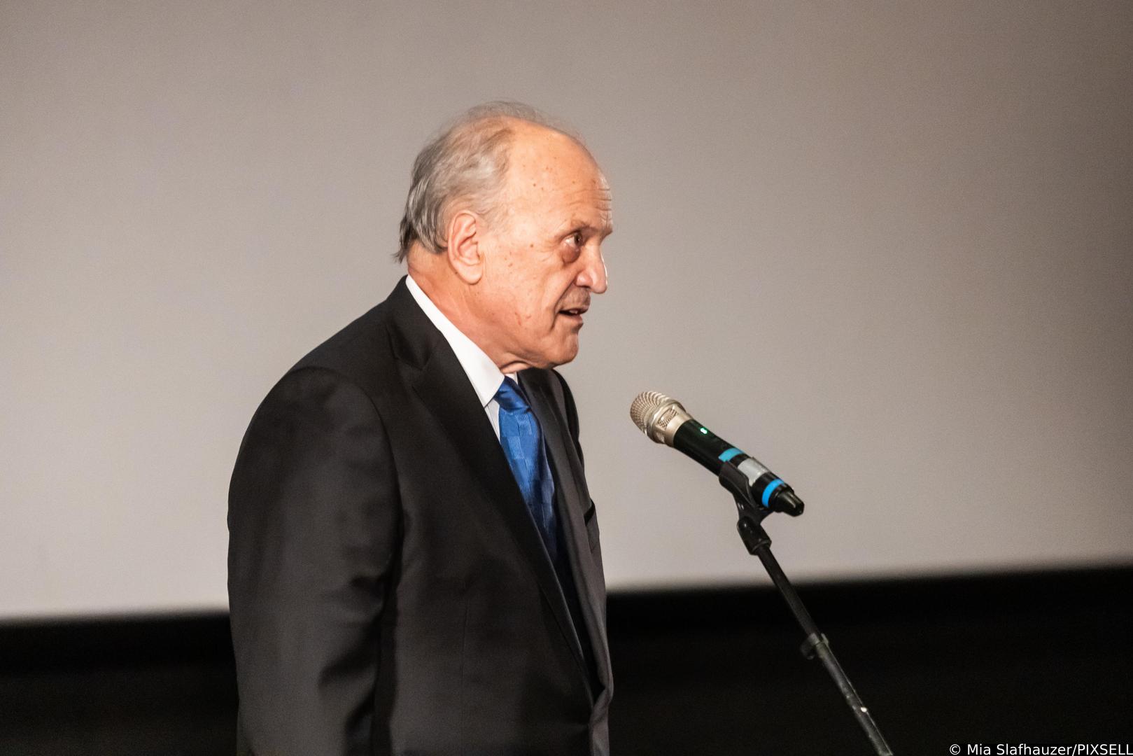 U ovom dokumentarcu posebno su istaknute devedesete godine prošlog stoljeća, kada je Eterović dao samozatajan, ali važan doprinos međunarodnom priznanju Republike Hrvatske.