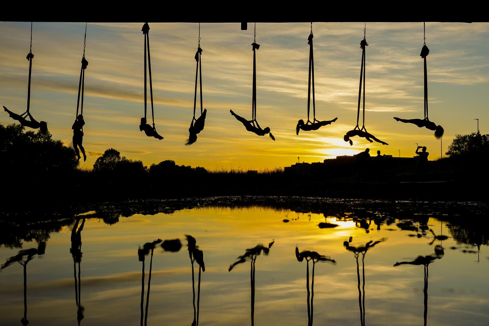 Viseći s mosta Mladosti, članice Triko Cirkus Studia izvode ples Aerial hammocka tijekom zalaska sunca.