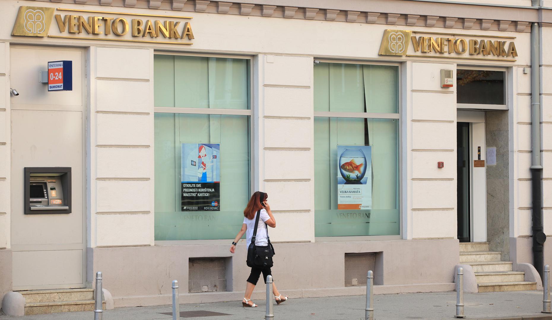 Kolaps talijanskog bankarskog sustava ipak se nije dogodio

Više od pet milijardi eura dala je talijanska vlada kako bi spasila dvije banke za koje su iz Europske središnje banke (ECB) upozoravali da će vjerojatno propasti.

Propast Veneto Banke i Banco Popolare doveo bi do gubitka 4 tisuće radnih mjesta. Talijanski premijer Paolo Gentiloni kazao je u lipnju kako je spašavanje potrebno da se zaštite štediše i osigura 'dobro zdravlje bankarskog sustava'.