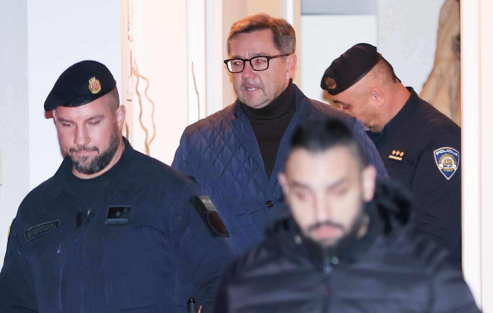 Bivši glavni državni inspektor Andrija Mikulić nakon razrješenja s dužnosti i uhićenja zbog sumnje u korupciju prenoćio je u policijskom pritvoru, a danas ga očekuje ispitivanje u Uskoku koji potom treba odlučiti hoće li protiv njega i suoptuženika pokrenuti istragu i zatražiti istražni zatvor.
