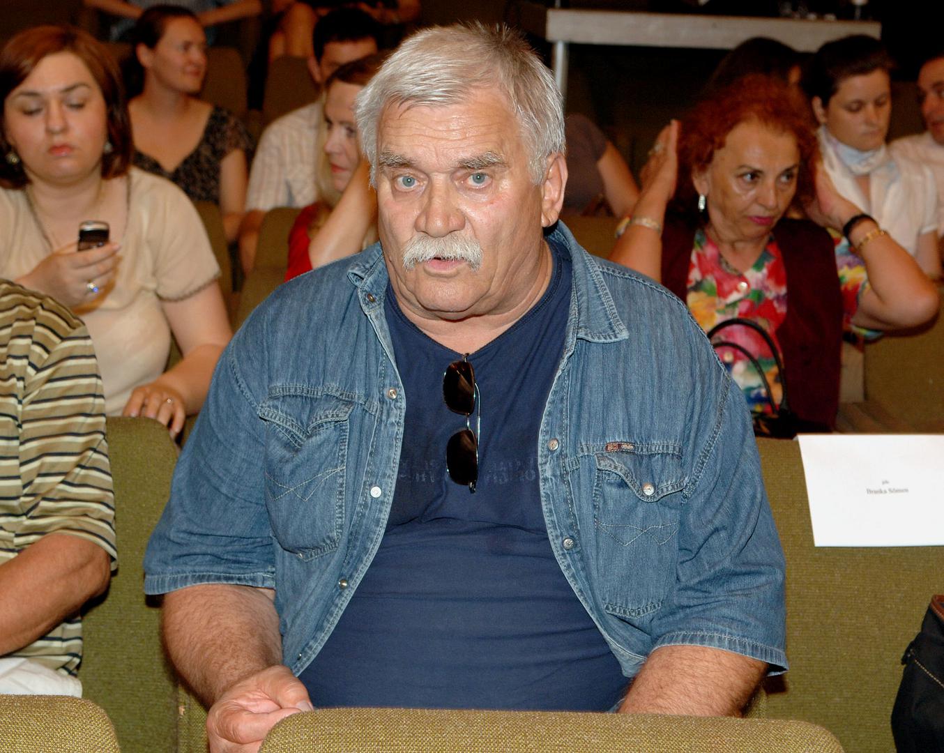 Tragična vijest o očevoj smrti zatekla ga je na snimanju filma, dok je svirao harmoniku u ulozi glazbenika, što je trenutku dalo dodatnu simboliku. Kasnije se postupno povukao iz kazališta, izražavajući nezadovoljstvo stanjem u profesiji i društvu.